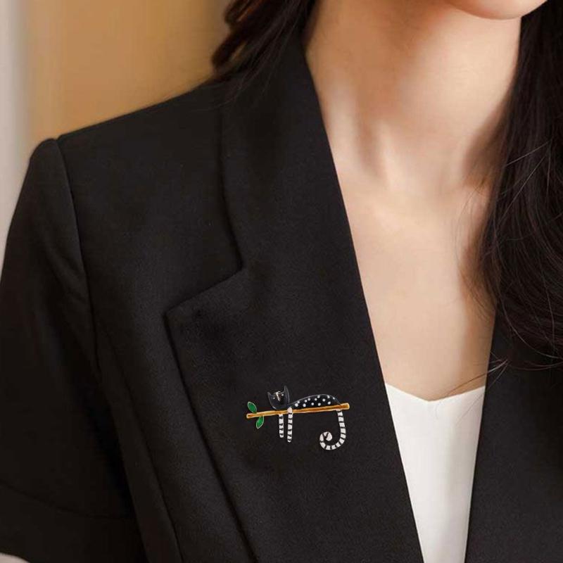 White Cat Lapel Pin for Women Lazy Cat Tree Pin Exquisite Enamel Cute Cat Branch Pin Badge Lapel Pin Jewelry Ornament