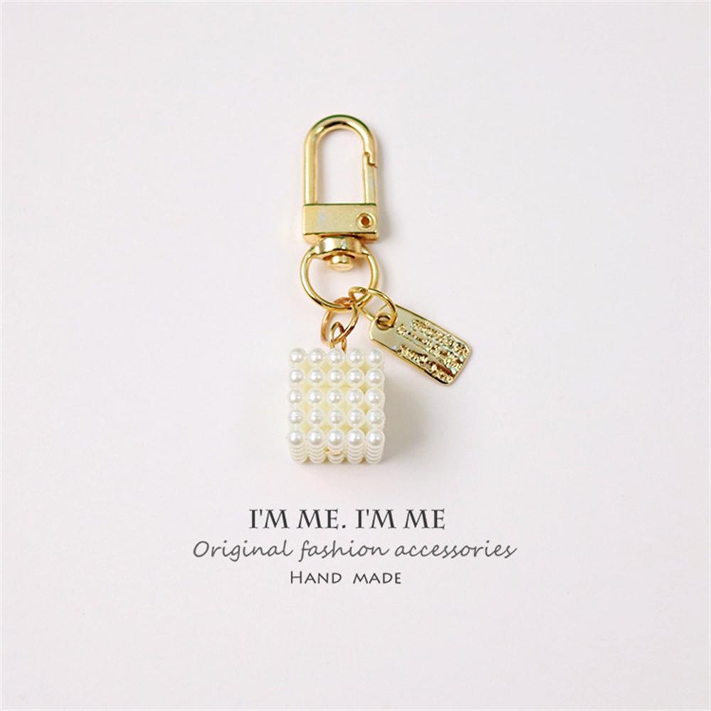 Niedlicher Perlenblumen-Schlüsselanhänger Glänzendes Muschelblatt-Schlüsselanhänger Metallanhänger Zubehör für Damen Auto Anhänger Taschenanhänger Schmuck