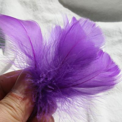 100 Stück 5-8 cm kleine flauschige Gänsefedern, farbig gefärbte Schwanenfedern für DIY Karnevalsparty-Dekoration, Bastelzubehör