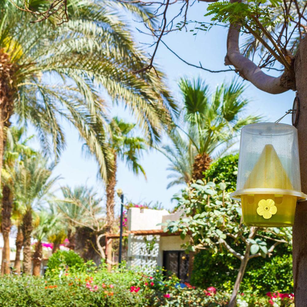 Künstliche Ersatzblume in leuchtender Farbe für den Garten im Freien