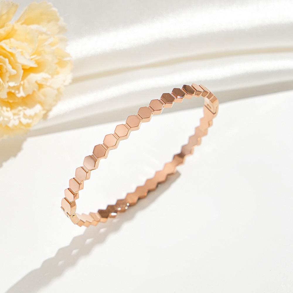 

Не тускнеющий браслет из циркониевых бриллиантов и титановой стали: Элегантный браслет в стиле легкой роскоши для женщин