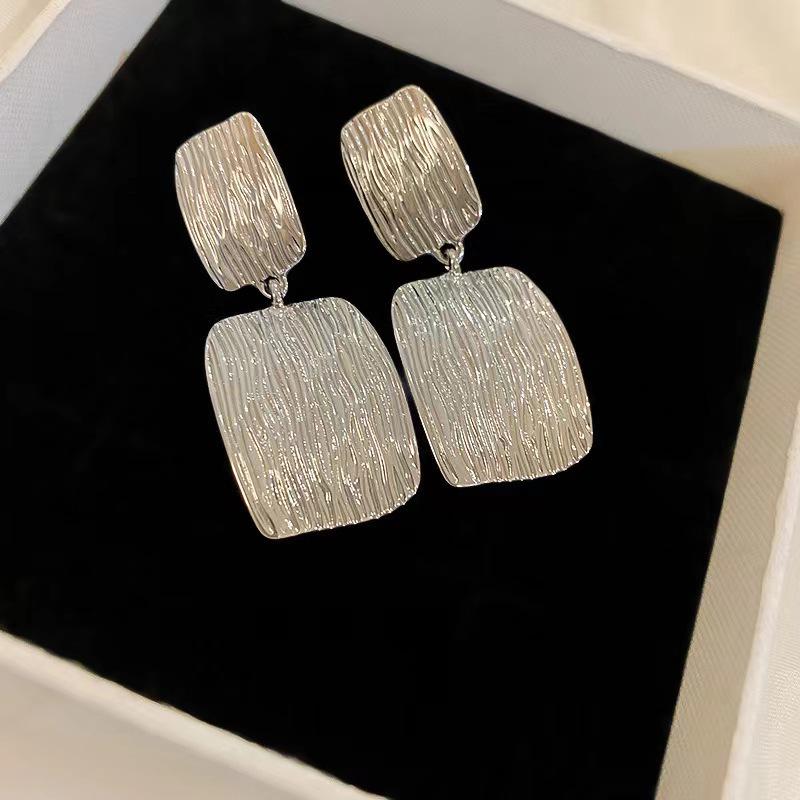

Модные европейские и американские квадратные серьги из металла в полоску – стильный и универсальный новый дизайн для женщин