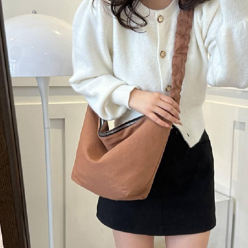 Fashionable Simple Canvas Tote Bag Large Capacity Shoulder Bag Stylish Versatile Underarm Dumpling Bag For Fall And Winter 2023