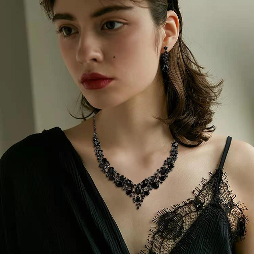 Retro Design European and American Crystal Gemstone Necklace Earrings Set Exquisite Design Fashion Temperament Bridal Jewelry 2026