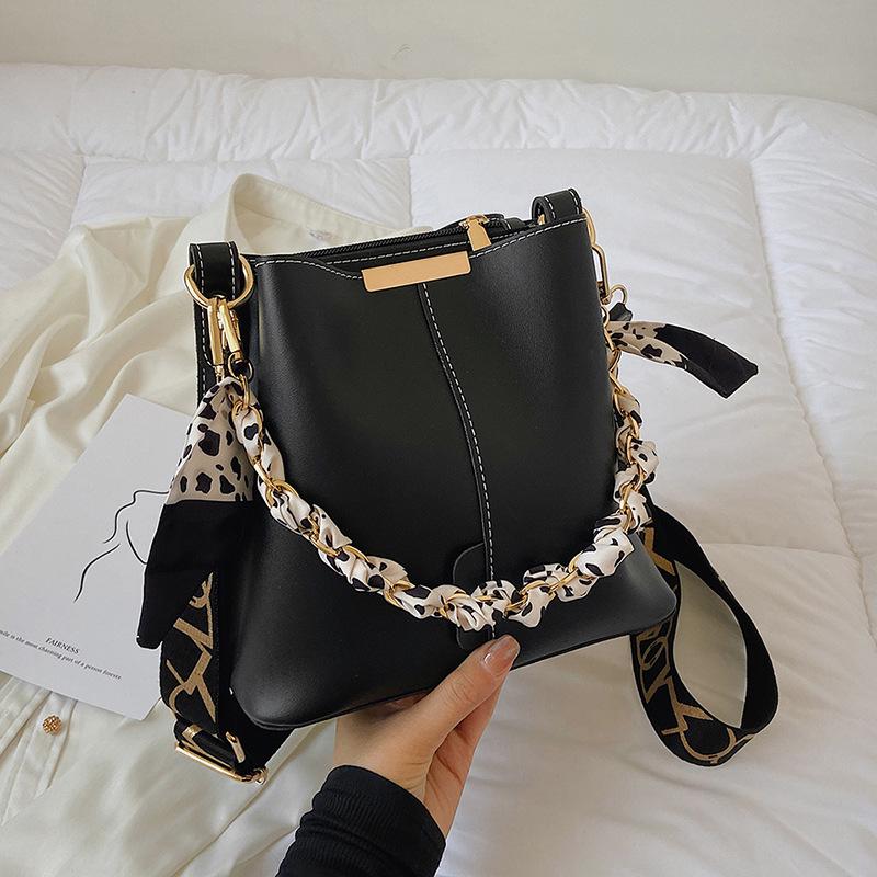 2025 Spring Fashion Women's Large Capacity Textured Crossbody Bucket Bag