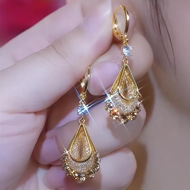 Gold Crystal Teardrop Ear Cuff Earrings: Coffee-Colored Mesh, Luxurious and Fashionable Dangles, Elegant Jewelry for Women.