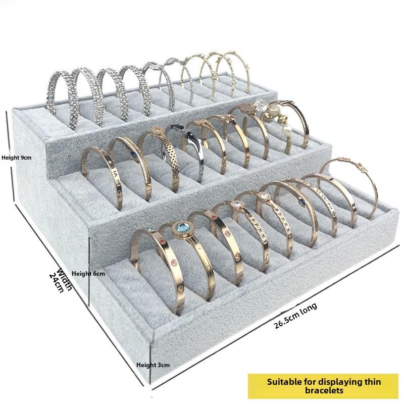Suport de Expunere Bijuterii din Catifea pentru Inele & Brățări - Formă Trapezoidală cu Accente Aurii și Argintii