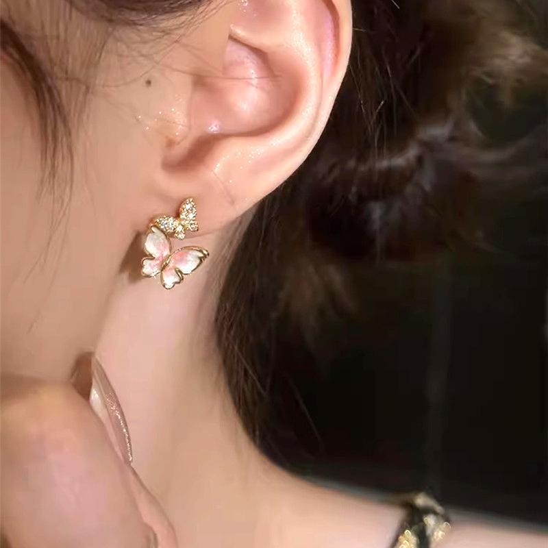 Sweet Pink Butterfly Stud Earrings for Women Newly Designed Romantic Earrings Gold Color Exquisite Fashionable Jewelry