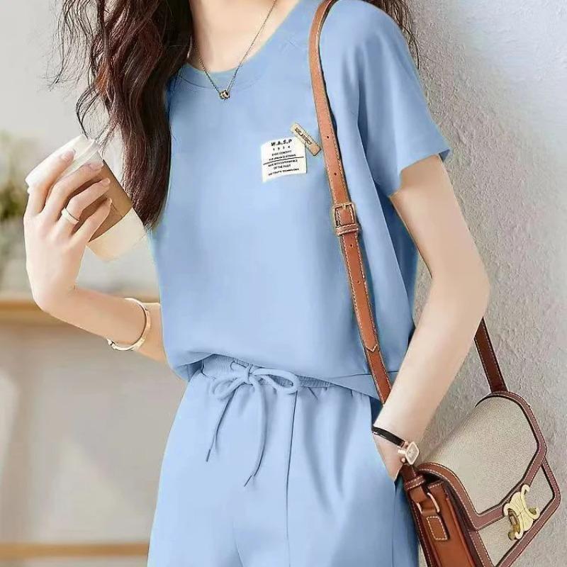 Completo due pezzi da donna: T-shirt casual e pantaloncini con coulisse