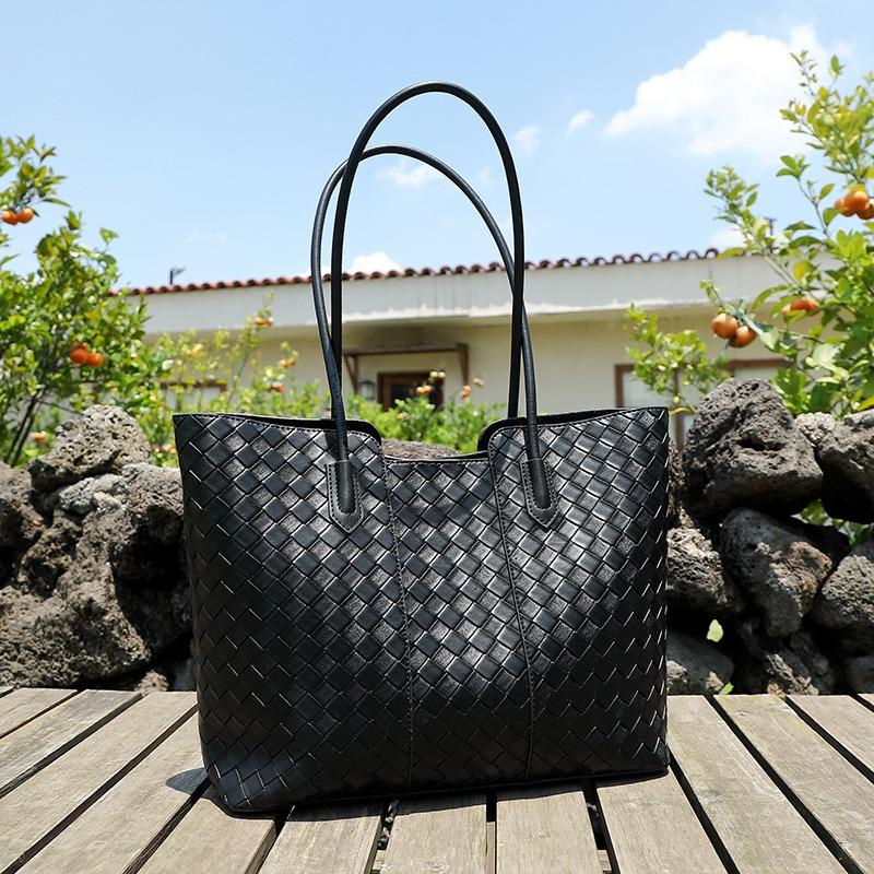 New leather women's bags, cowhide fashion shoulder bags, daily commuting bags, simple wind and large-capacity woven mother and child bags