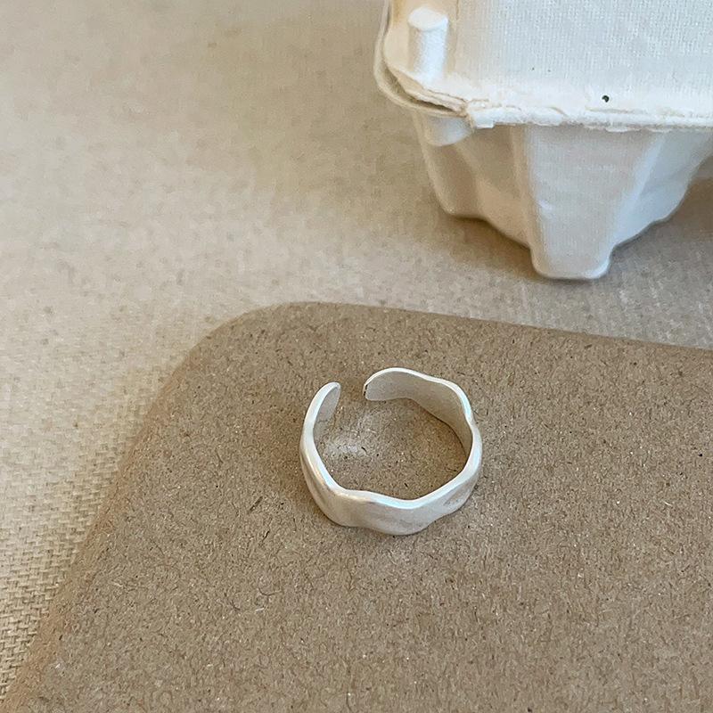 Unregelmäßiger offener Ring aus mattiertem Silbermetall für weibliche Nischen, High-End, übertriebene Persönlichkeit, modisch, vielseitiger Ring