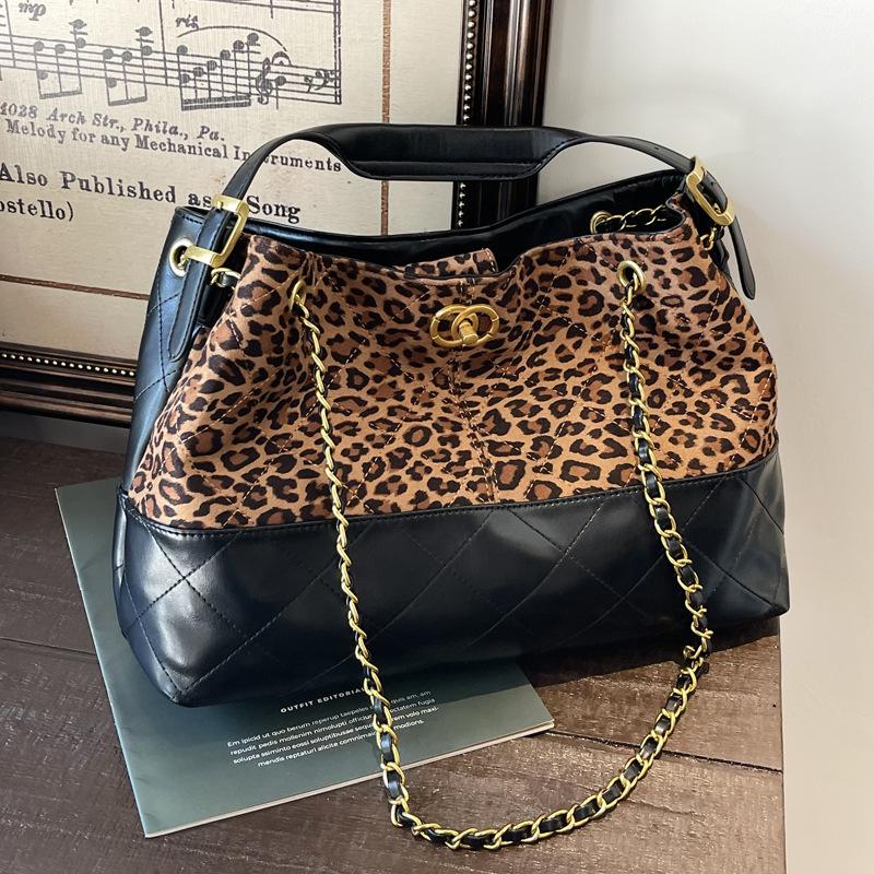 Versatile fashion leopard print niche diamond chain bucket bag 2025 femininity explosion casual portable messenger bag