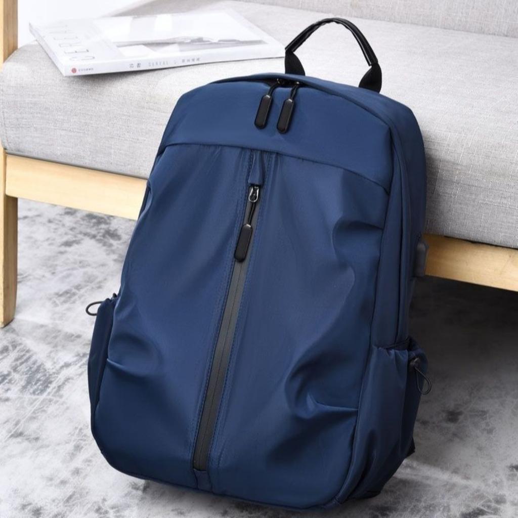 Moteabel herre-ryggsekk i ensfarget - Lett og slitesterk, egnet for sport, reise og pendling, med et laptoprom