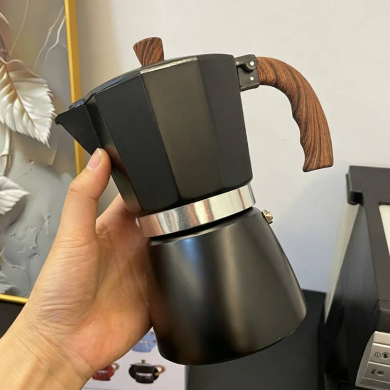 Caffettiera Moderna Minimalista in Alluminio con Manico in Legno per la Preparazione in Casa