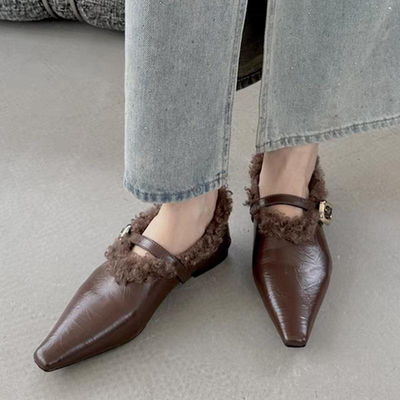 Dámské mokasíny s kožešinou a špičatou špičkou, kožené elegantní ploché boty s přezkou, módní návrhářský trend 2025, zimní dámské boty
