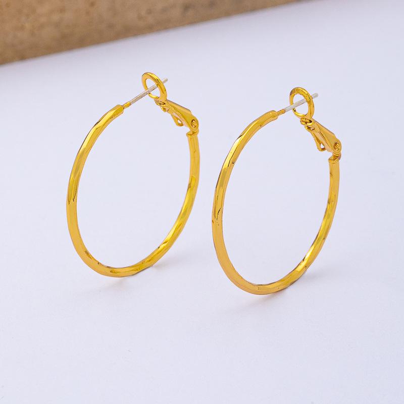 Gold-Plated Carved Flower Circle Earrings for Women - Light Luxury, Versatile, High-End Niche Accessory