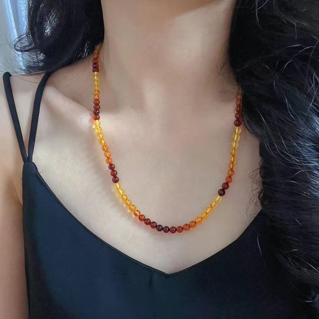 

Vintage High Quality Natural Blood Amber Gradual Change Color Beeswax Necklace Collarbone Chain Autumn And Winter Maillard