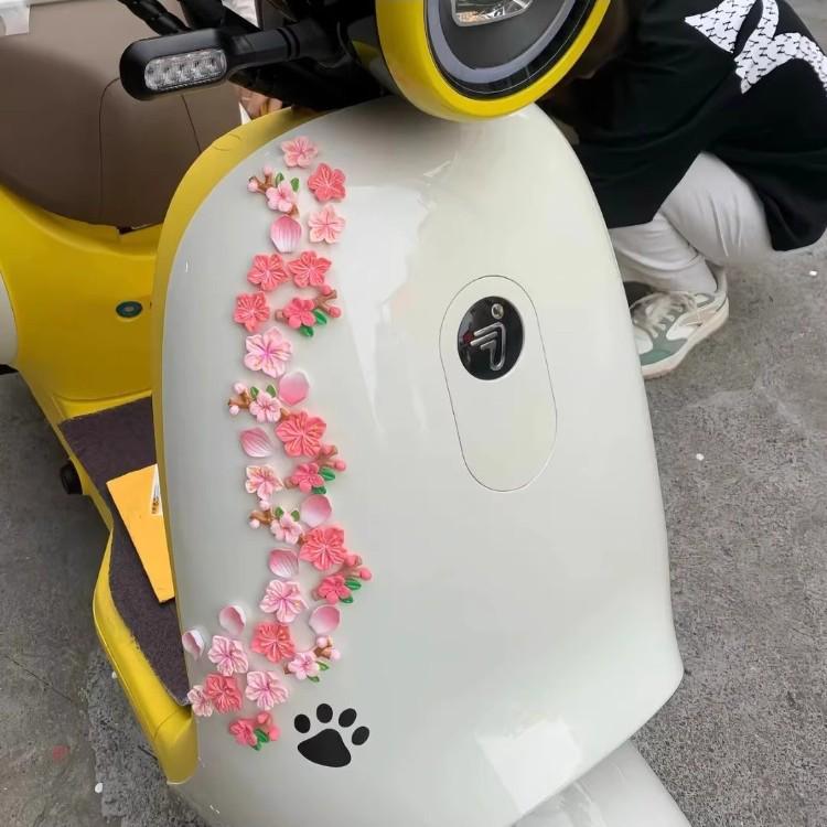 Süßer 3D-Blumenaufkleber für Elektrofahrzeuge & Motorraddekoration - Passt für Ninebot, Aima, Yadea