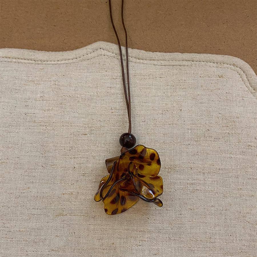 Retro Leopard Print Geometric Necklace: Chic & Unique Clavicle Chain for Women