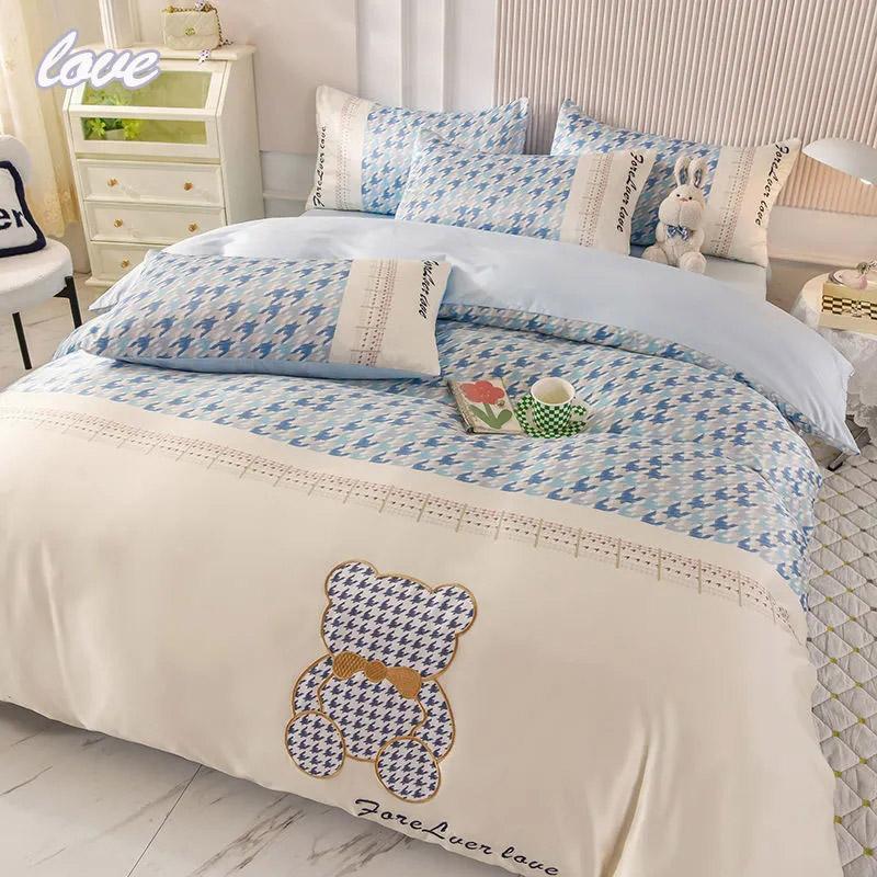

4 шт./компл., милый вышитый медведь, комплект постельного белья из ледяного шелка, шелковистая простыня для сна, пододеяльник, подушка, комплект из четырех предметов, студенческий удобный постельный костюм Queen 4 pcs небесно-голубой
