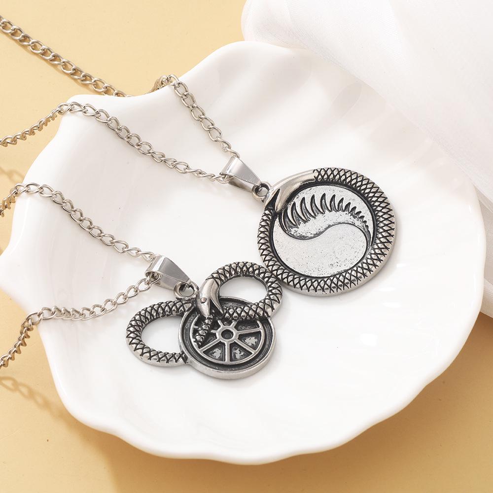 Creative Retro Unisex Snake Bone Pendant Necklace - The Wheel of Time Clavicle Chain