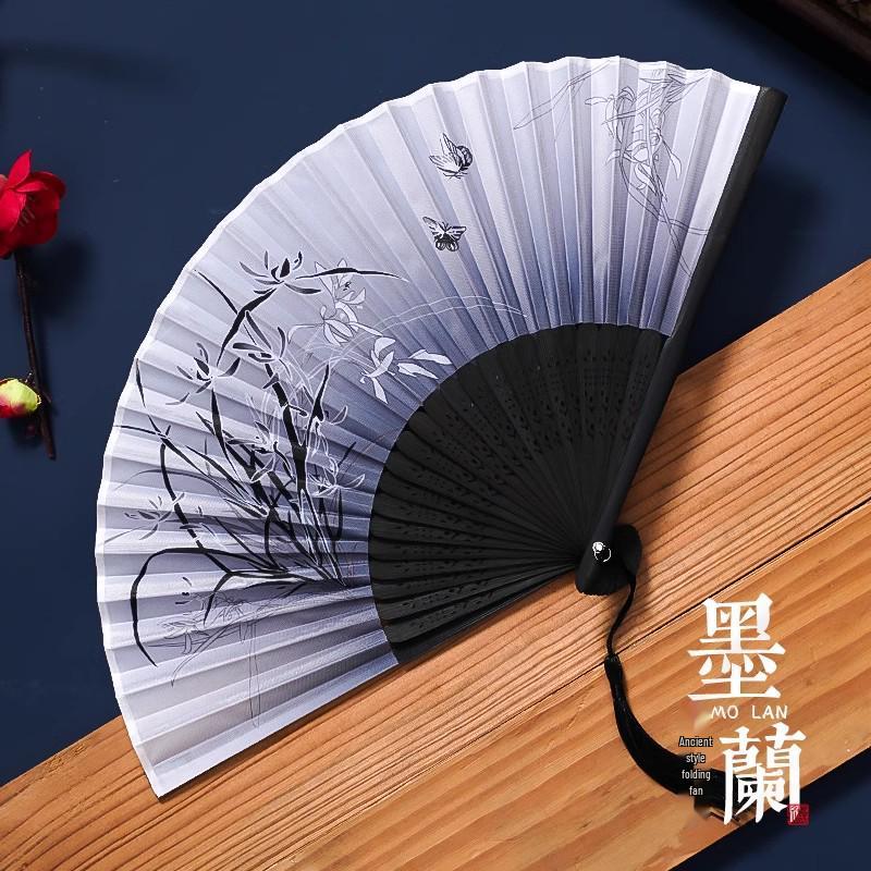 Bärbar vikbar fläkt i kinesisk stil av bambu och siden för kvinnor - Idealisk för Hanfu, Qipao & Sommardans