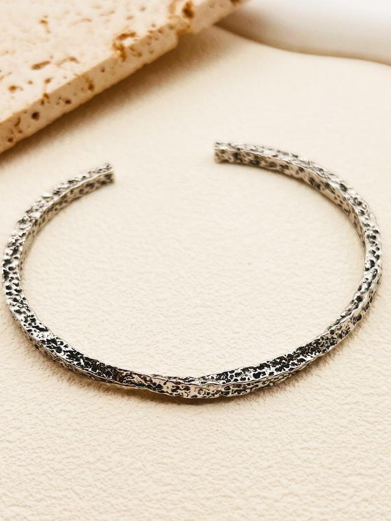 Wisteria Vine Retro Men's Bracelet: Distressed Black Möbius Ring Alloy Open Bangle