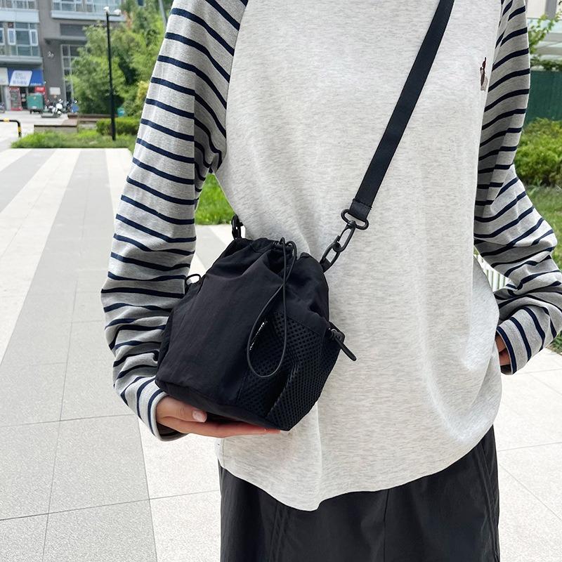 Nylon Casual Messenger Bag Female Fashion Drawstring Drawstring Saliva Bucket Bag Outing All-match Mobile Phone Bag