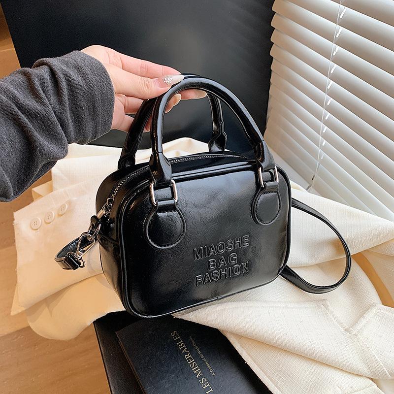 

High-end small bag women s new fashion versatile messenger bag spring and summer handbag small square bag