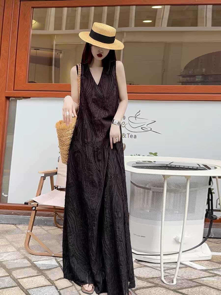 

French coffee break wind V-neck sleeveless white skirt women s summer loose and thin lazy texture long holiday dress XL чорний