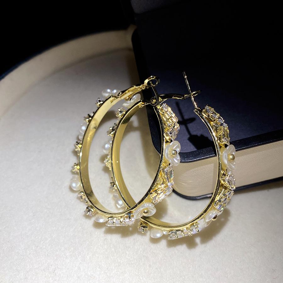 

Silver needle zircon flower round earrings, personalized design sense, fashionable and exquisite earrings, light luxury and high-end earrings.