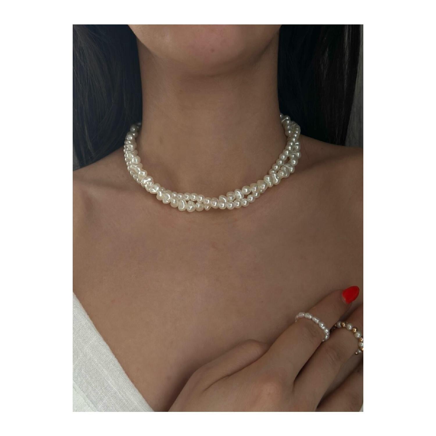

Spiral Pearl Necklace білий
