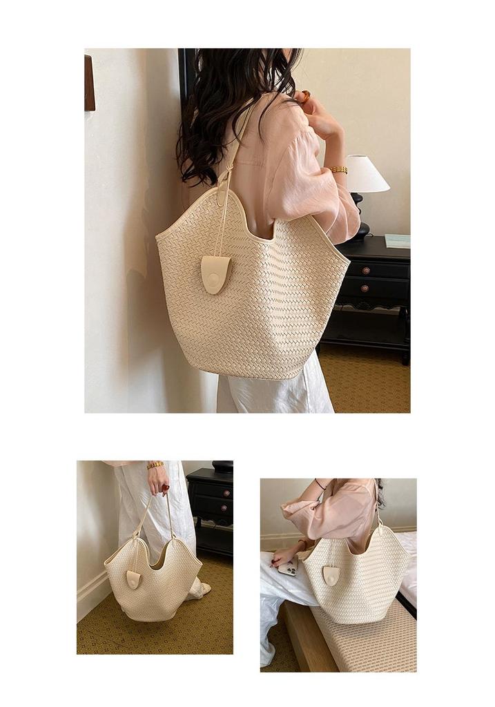 2026 Autumn Korean Woven Texture Bucket Bag - Trendy Large Capacity Shoulder Bag for Women and Kids