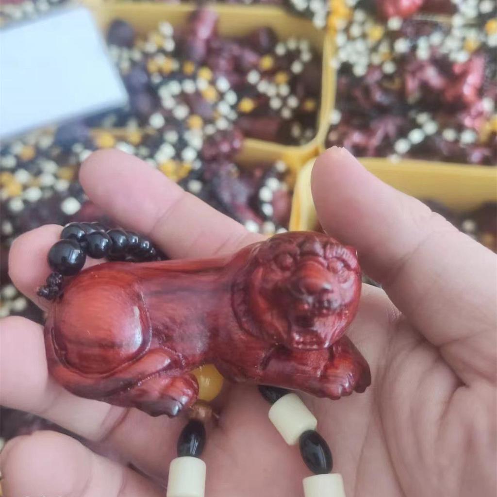 Colgante de Talla en Madera Pixiu de Palosanto - Artesanía Ornamental Más Vendida