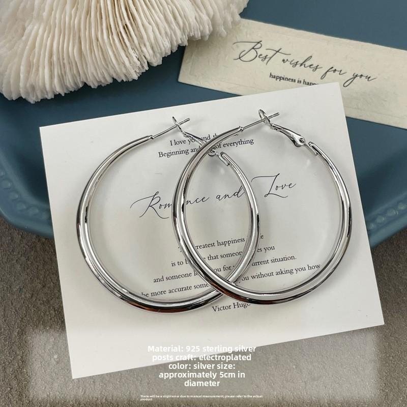 Ballad-style Elegant Round Earrings for Girls, Featuring Small-scale, Exclusive, Luxurious and Fashionable Design, with Exaggerated Style.