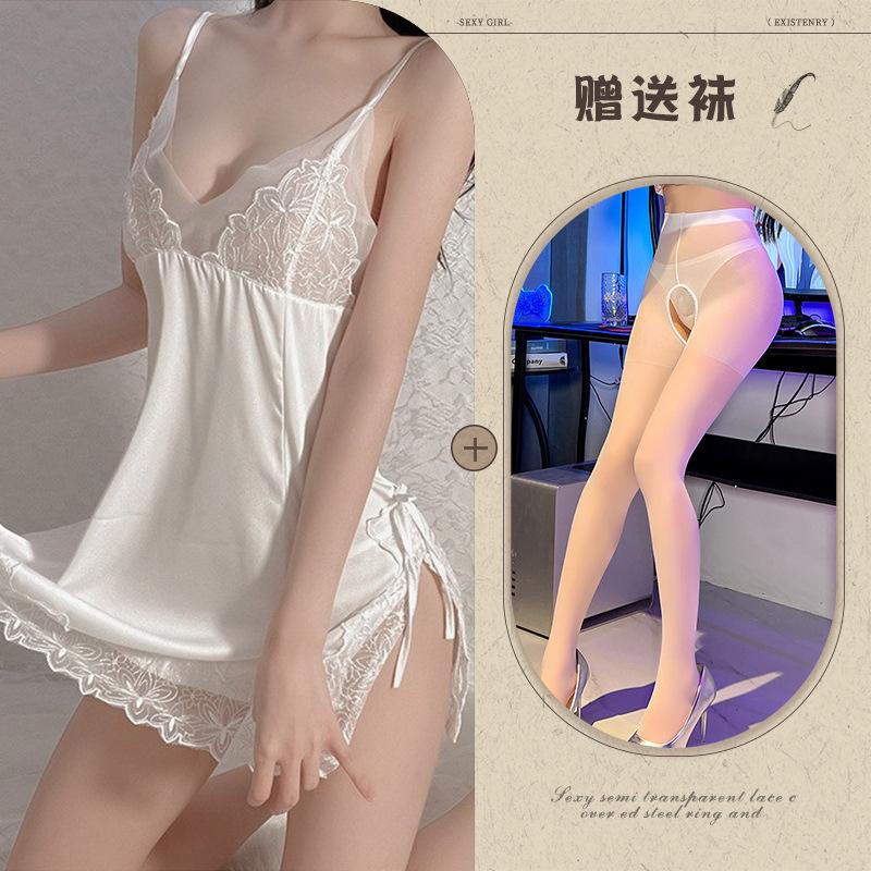 Sexy underwear, small breasts, sexy temptation, convenient suspenders on the bed, no need to take off sleeping clothes, nightgown teasing robe
