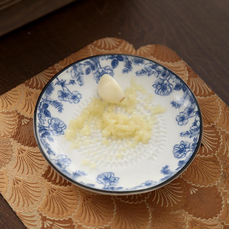 Plato Rallador de Cerámica Azul y Blanco para Pasta de Jengibre y Ajo