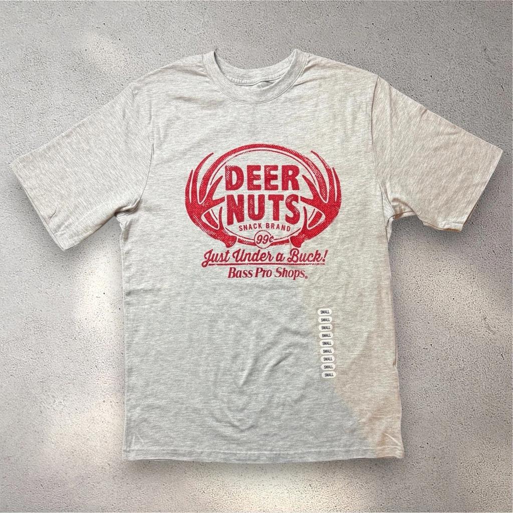 Bass Pro Shops Deer Nuts Snack Brand T-Shirt Grafica Grigia Uomo Taglia Piccola Maglietta Divertente