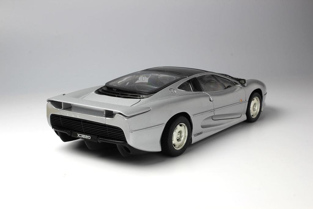 Platz Italeri 1/24 Scale Jaguar XJ 220 Plastic Model Kit (IT3631) with Japanese Instructions