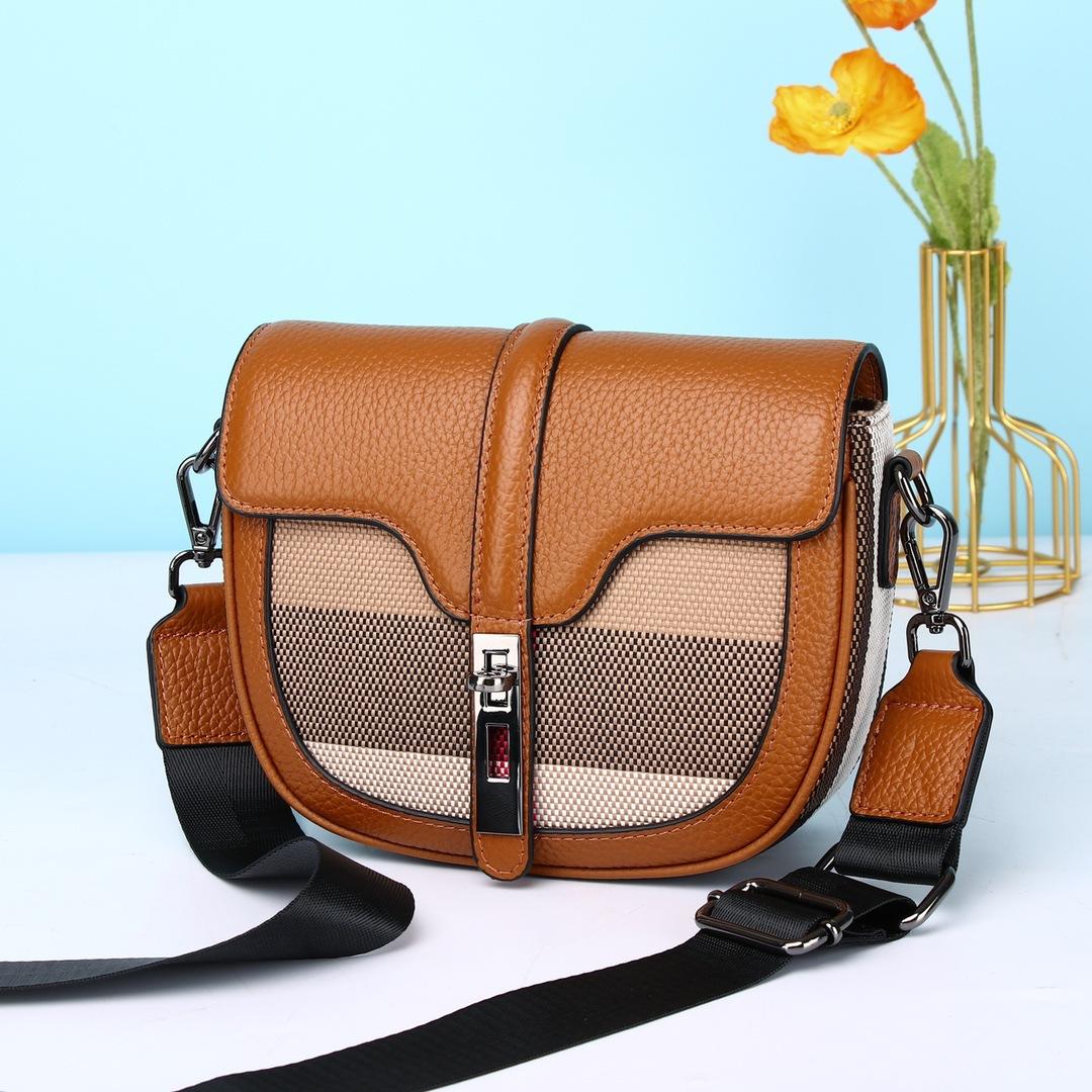 

Нові жіночі сумки через плече. Модна портативна сумка в ретро-корейському стилі. Картата сідельна сумка. Трендові універсальні сумки через плече для відпочинку.