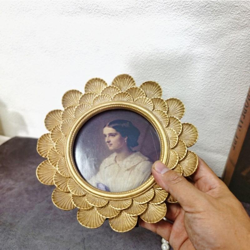 Traditional Wall Hanging Frame Resin Construction Decorative Gallery Wall Decors for Living Room Service Beauty Charm