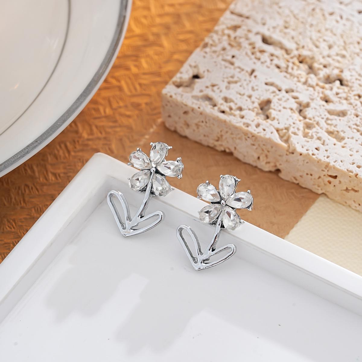 Elegant 2025 Leaf Flower Rhinestone Stud Earrings - Versatile and Trendy Jewelry for Women