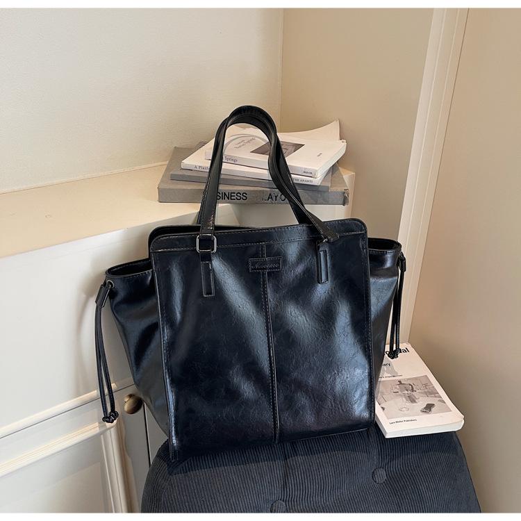 Premium sense retro large-capacity women's bag 2025 new winter fashion versatile shoulder bag foreign style portable tote bag