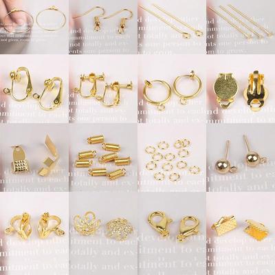 Súprava na výrobu náušníc a vlasových doplnkov: Zahŕňa náušnicové háčiky, klipy, kvetinové kalíšky, retiazky, karabínky a T-ihly.