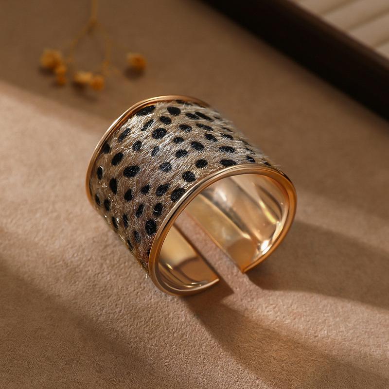 Retro Leopard & Zebra Print Suede Cuff Bracelet for Women - Autumn/Winter Fashion Jewelry