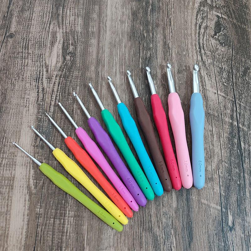 Colorful Metal Crochet Hook with Plastic Handle for DIY Knitting