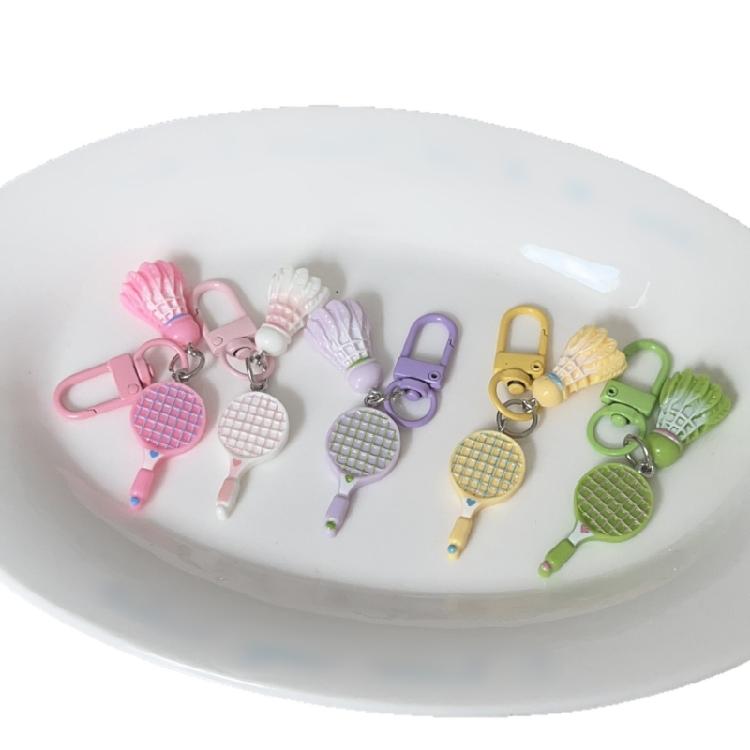 Spielerisches schlägerförmiges Schlüsselanhänger-Anhänger-Harz-Kunststoff-Charm Multifunktionales Zubehör Inspirierendes Geschenk für Sportliebhaber