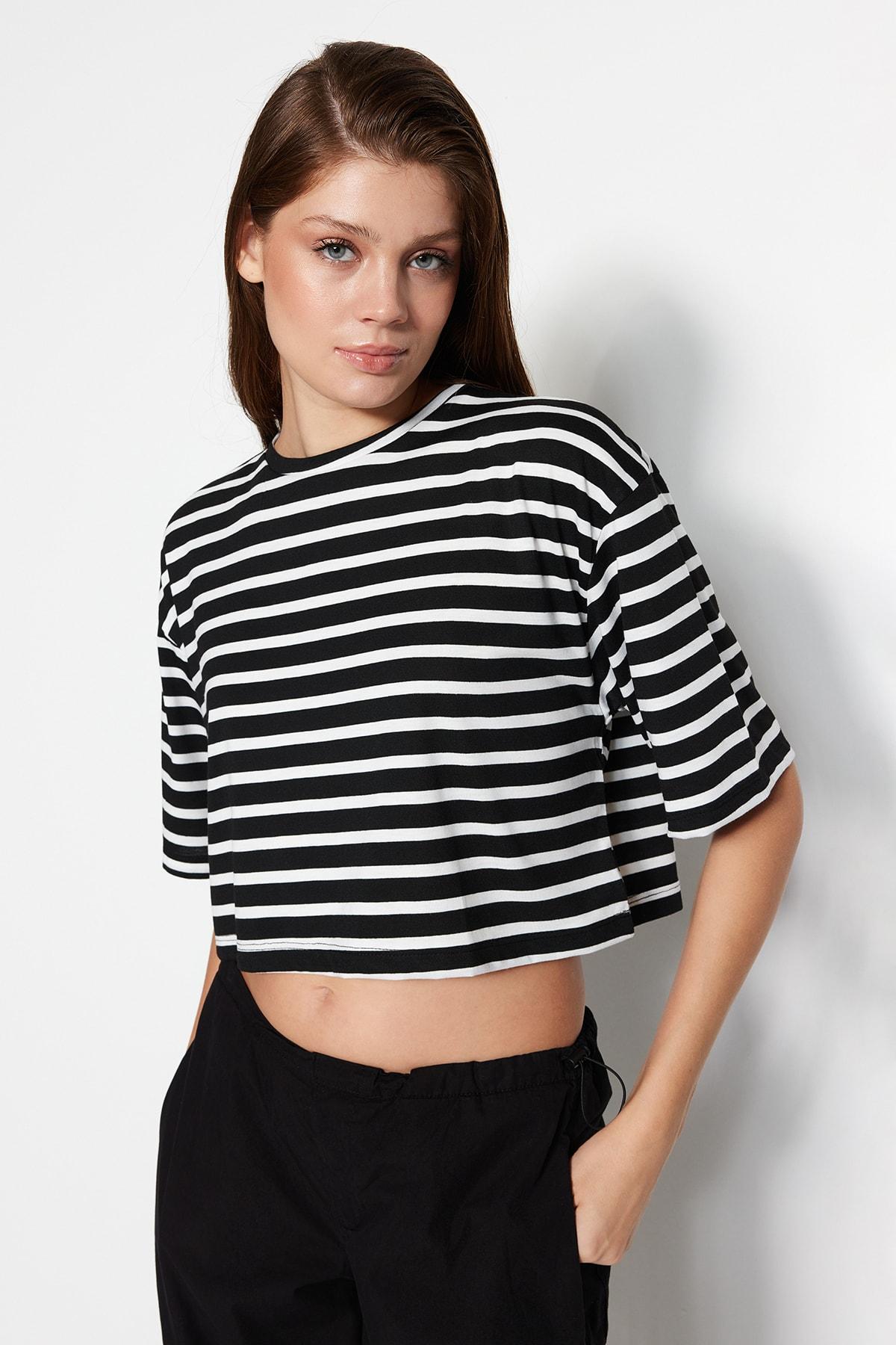 

Черная полосатая свободная/широкая трикотажная футболка удобного кроя с круглым вырезом TWOSS23TS00136