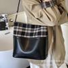 Large capacity bag women's 2025 new niche plaid super fire commuter women's bag premium shoulder bag bucket bag