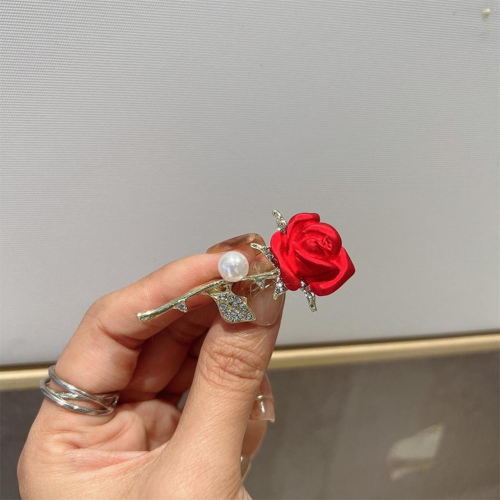 Elegant Red Rose Brooch - Exquisite Long Pin for a Fashionable Suit Accessory